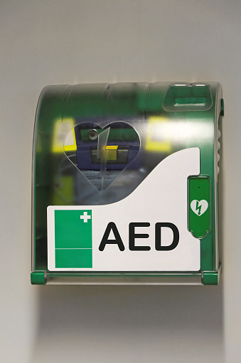 Defibrillatore obbligatorio negli sport, per istruttori formati no rischi legali